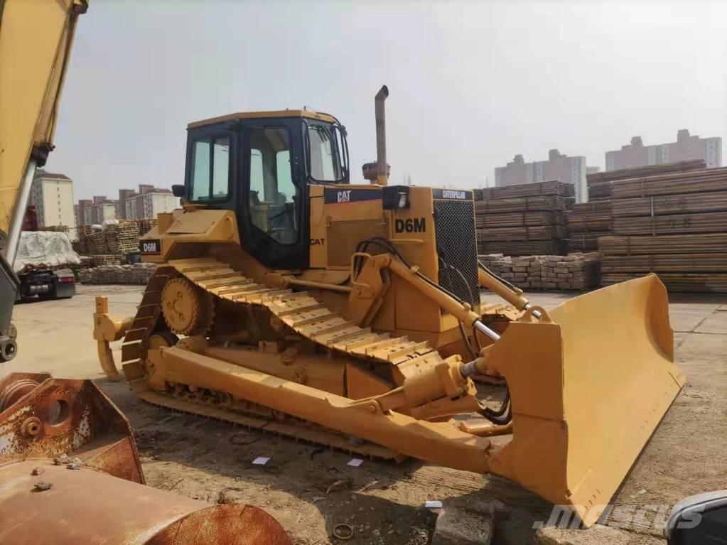 CAT D 6 M Buldožeri gusjeničari