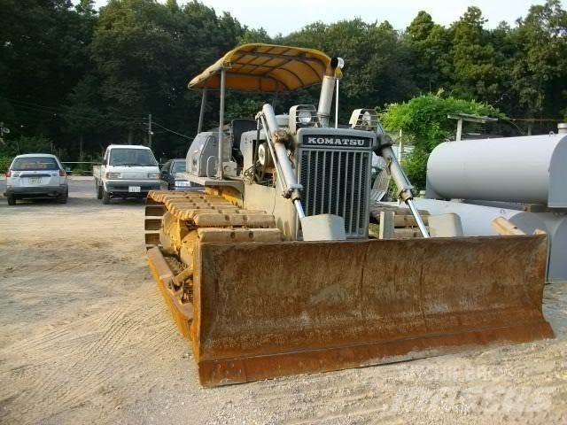 Komatsu D 40 P Buldožeri gusjeničari