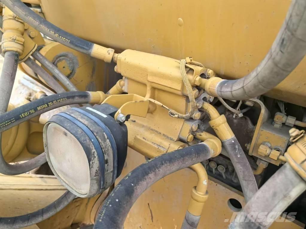 CAT D 8 T Buldožeri gusjeničari