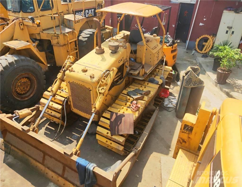 CAT D 4 E Buldožeri gusjeničari