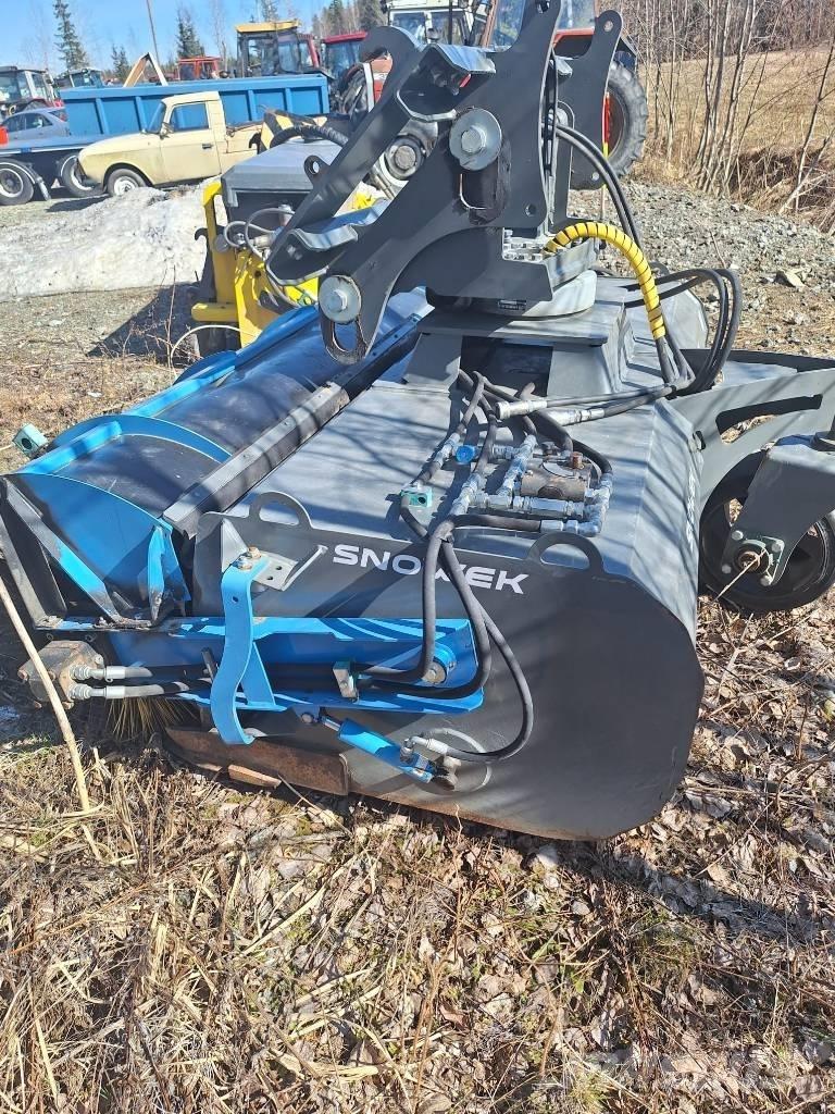 Snowek Circulus 220M Posipači soli i pijeska