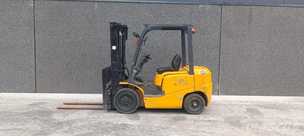 TCM FD25T3 Dizelski viličari