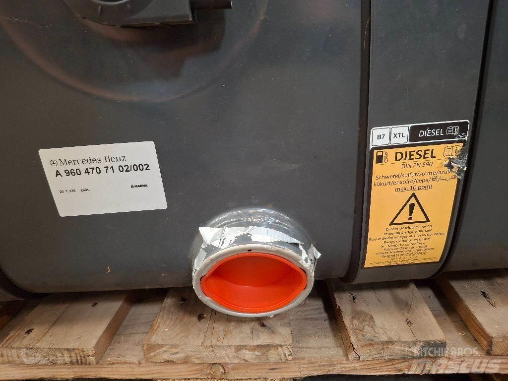 Mercedes-Benz 290L Fuel and additive tanks