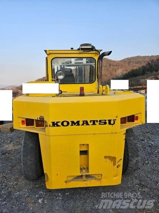 Komatsu FD 150 Viličari sa pomičnim stupom