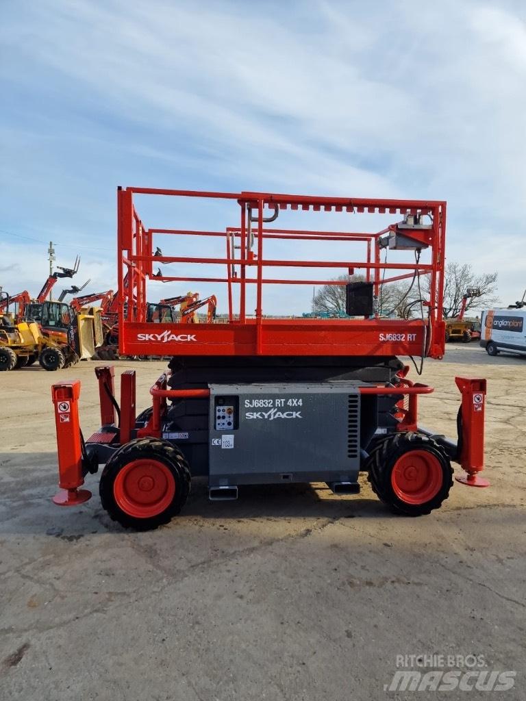 SkyJack SJ 6832 RT Škaraste platforme