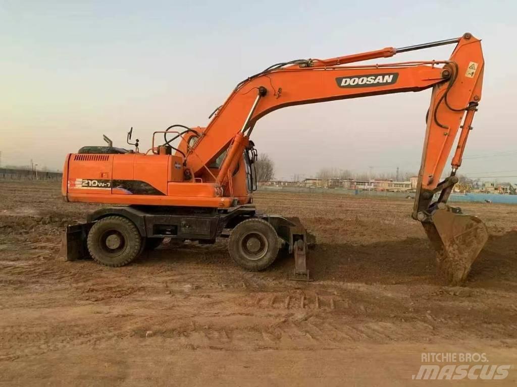 Doosan DH 210 W-7 Bageri na kotačima
