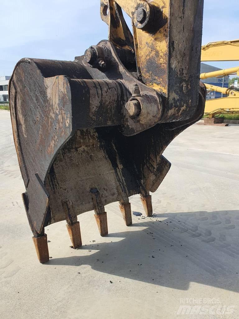 CAT M 318 Bageri na kotačima