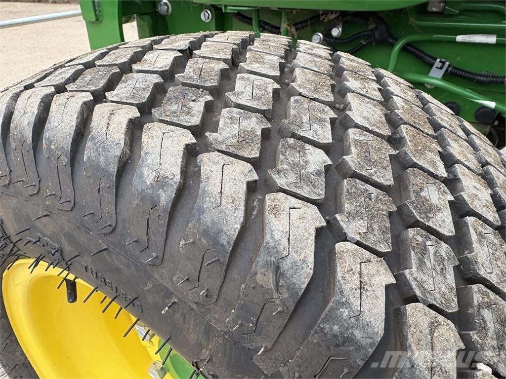 John Deere 4066R Kompaktni (mali) traktori