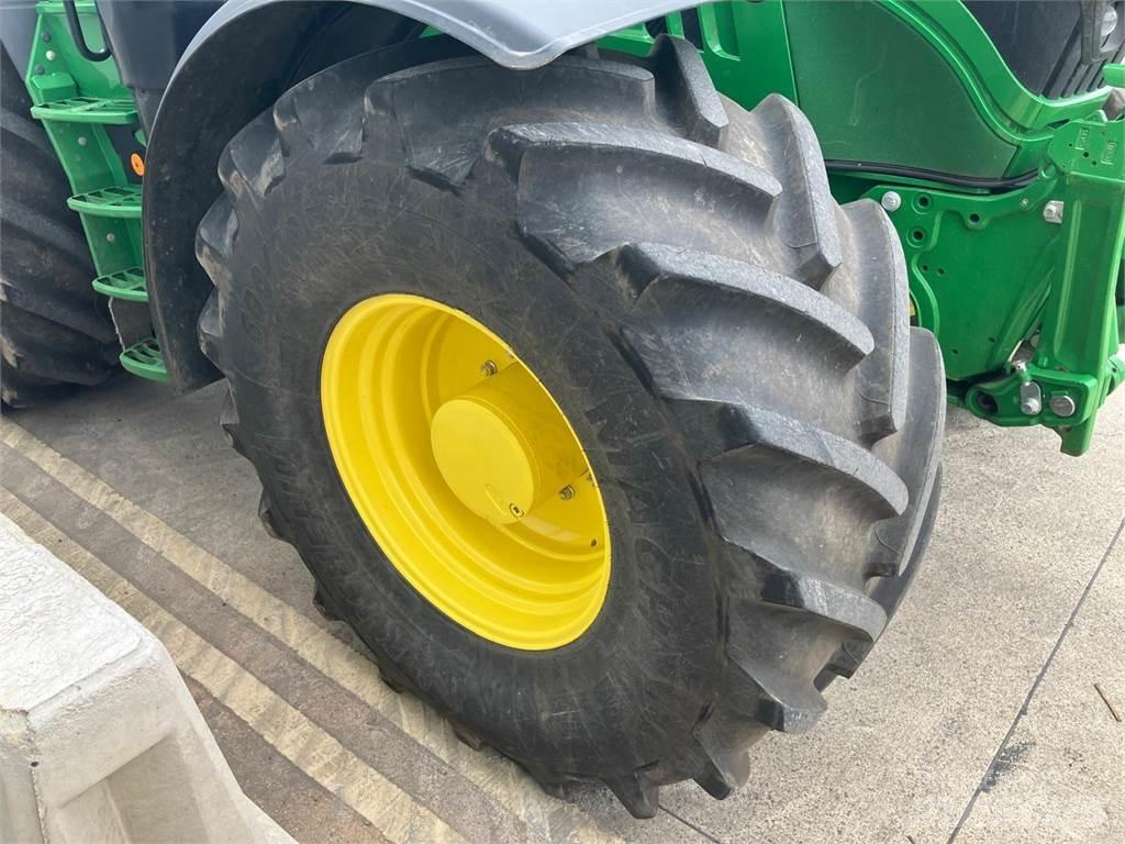 John Deere 6215R Traktori