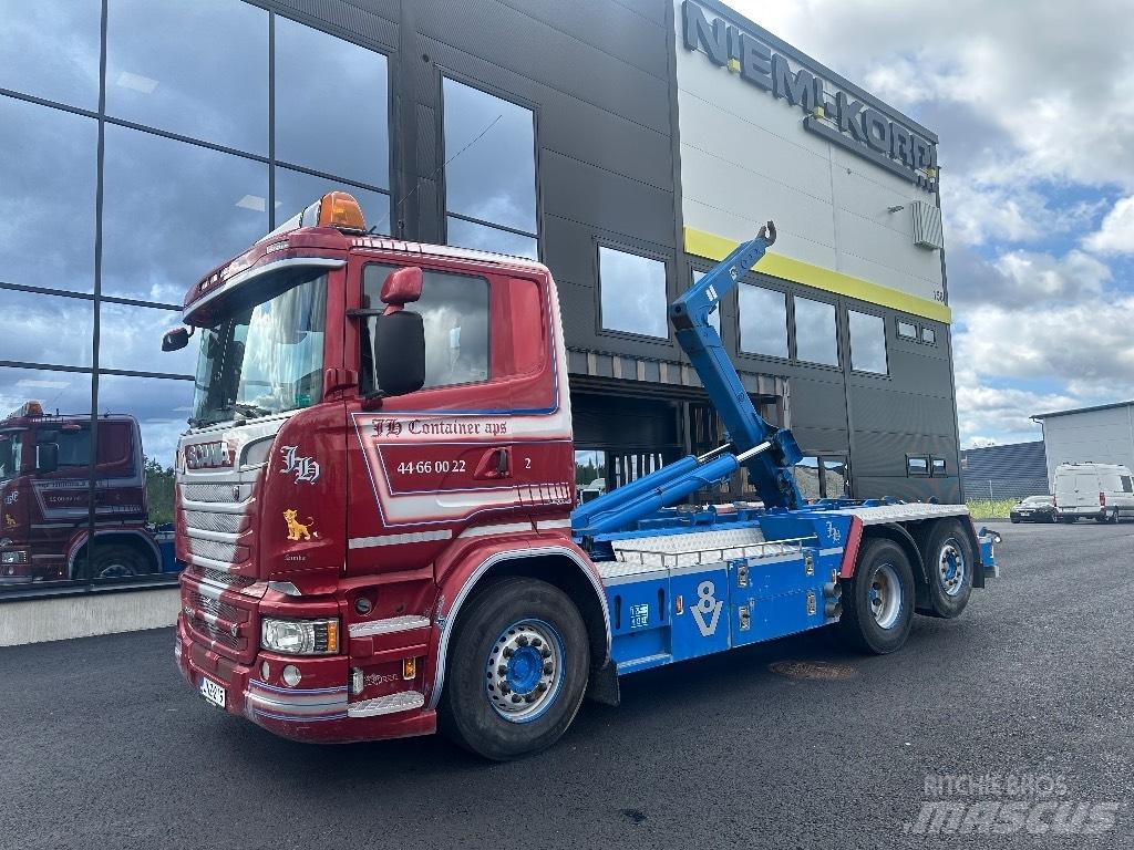 Scania R580 6x2*4 Rol kiper kamioni s kukama za dizanje