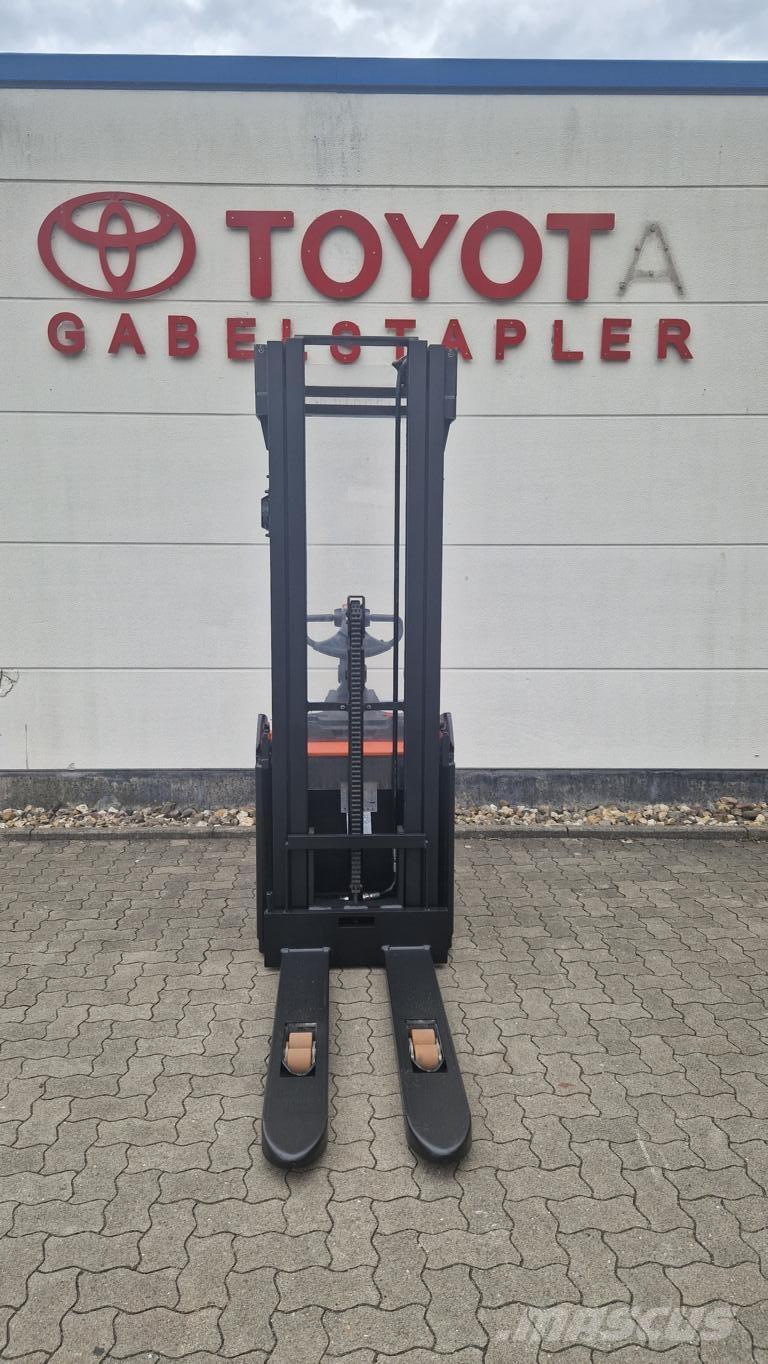 Toyota SPE160 Samopogonski ručni viličari