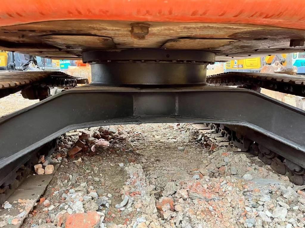 Hitachi ZX 135 US Bageri gusjeničari