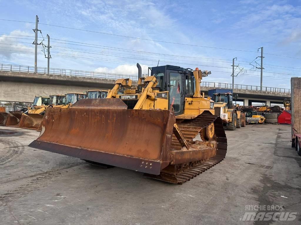 CAT D6T Buldožeri gusjeničari