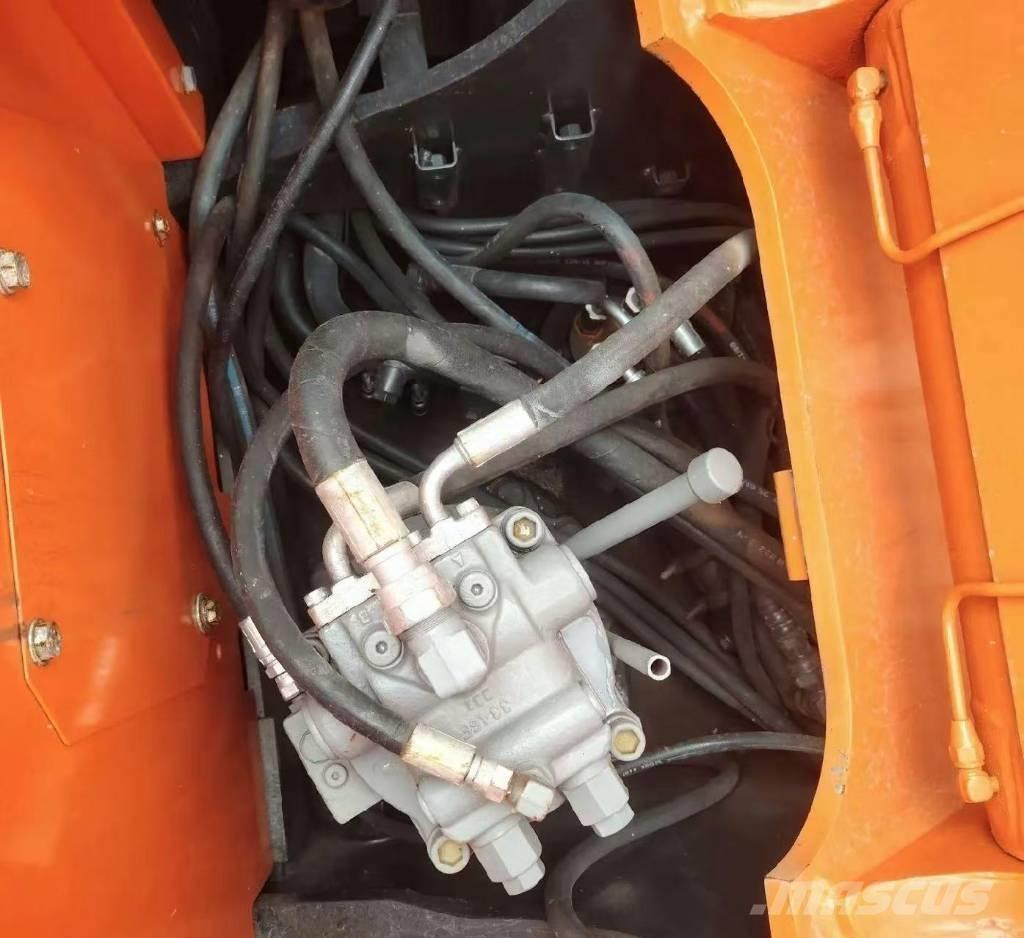 Hitachi 135 US-6 Bageri gusjeničari