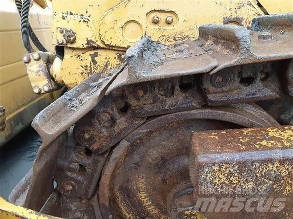 CAT D8T Buldožeri gusjeničari