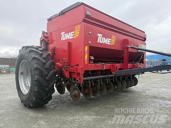 Tume HKL 2500 Rasipači gnojiva