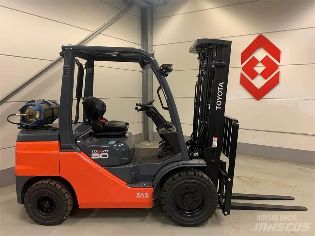 Toyota 02-8FGF30 Plinski viličari