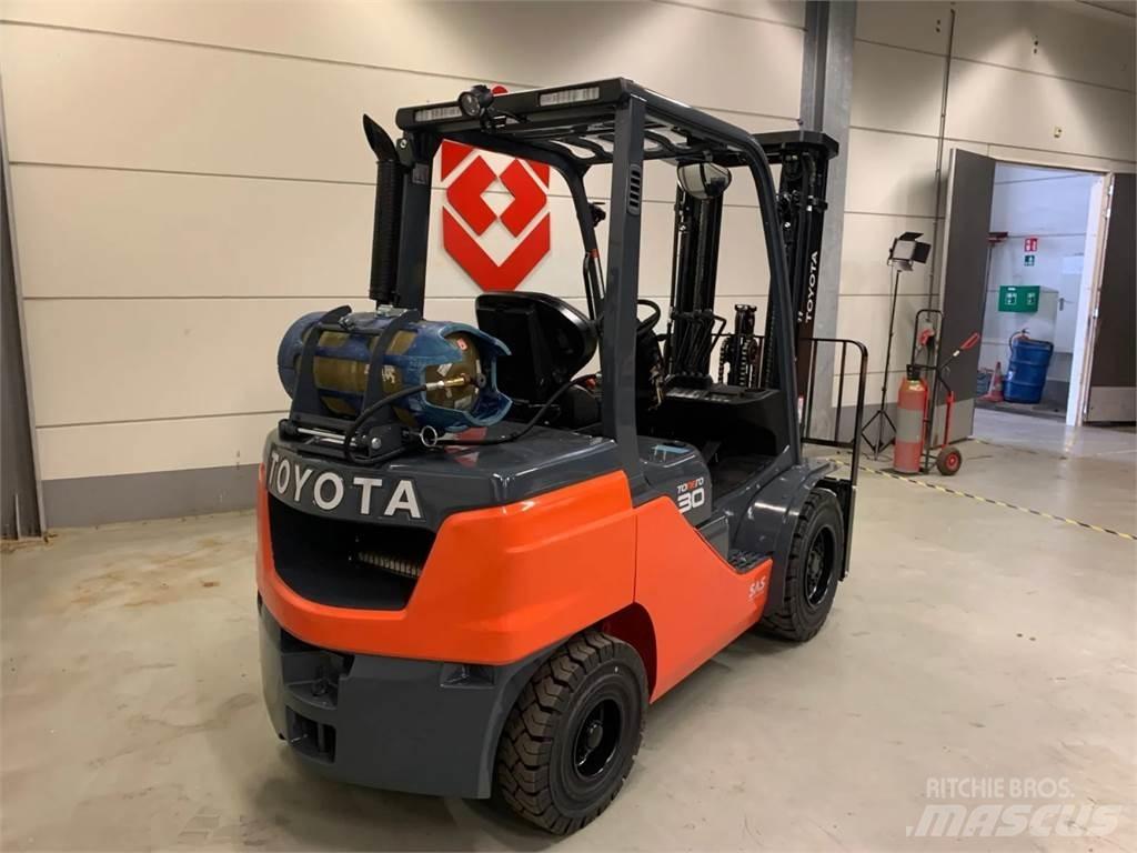 Toyota 02-8FGF30 Plinski viličari