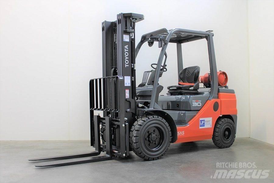 Toyota 02-8FGF30 Plinski viličari
