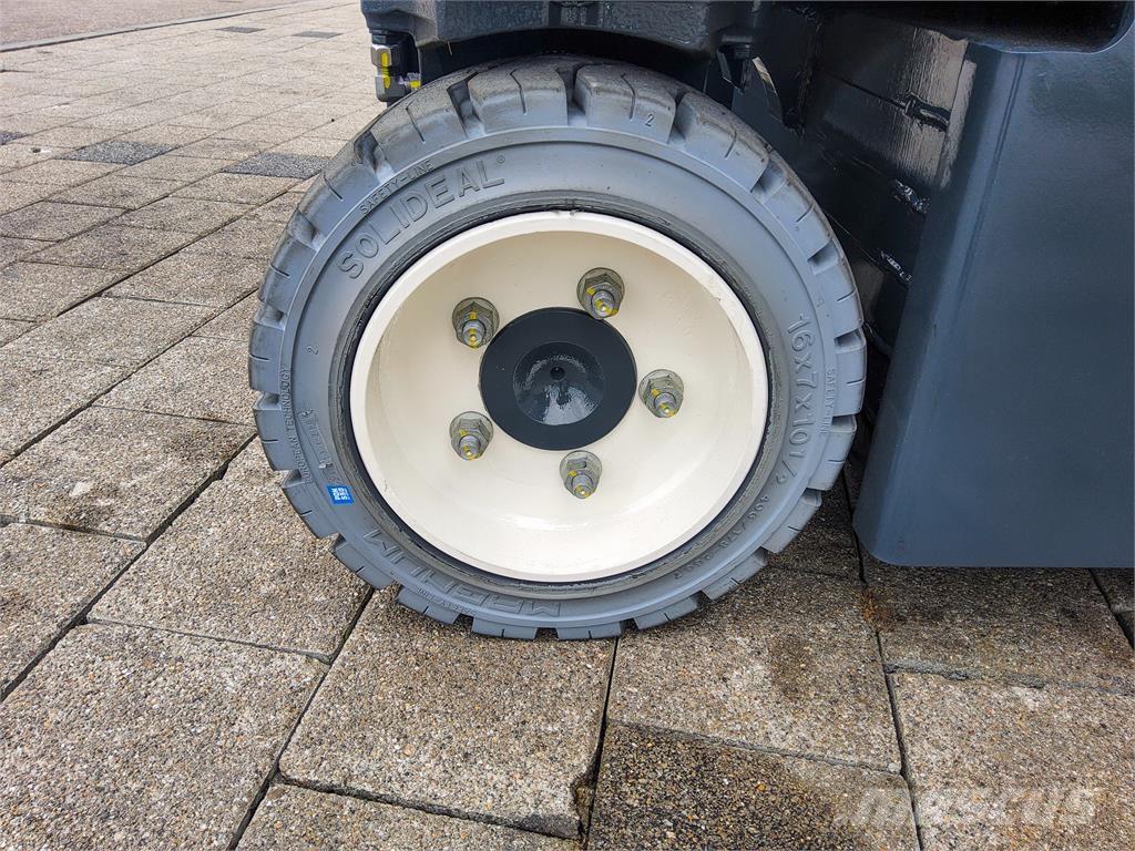 Combilift CBE 3000 Viličari sa 4-stranskim dohvatom