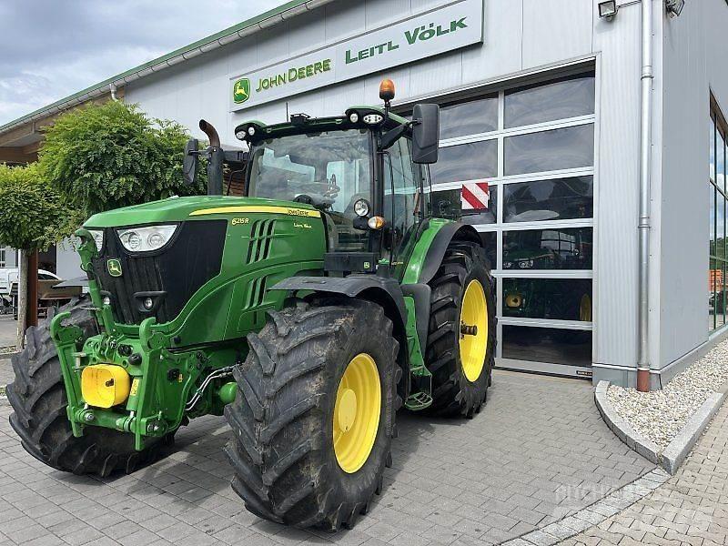 John Deere 6215R Traktori