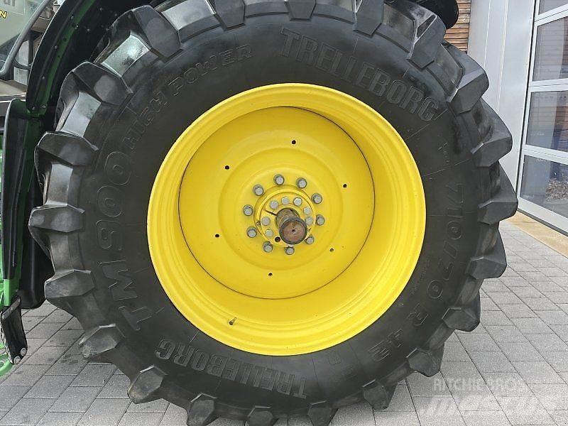 John Deere 6215R Traktori