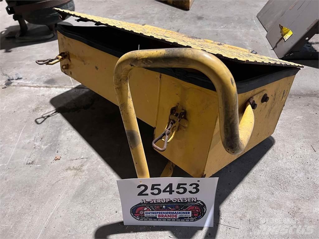 Volvo L120F værktøjskasse Ostale komponente