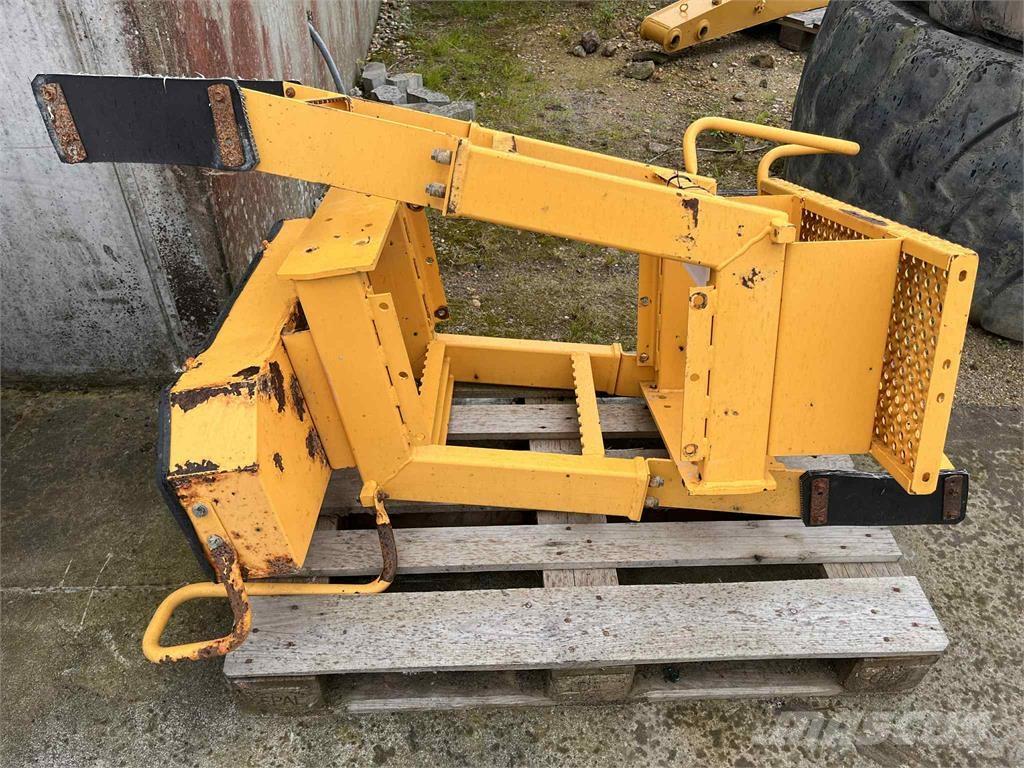 Volvo L220E trappe Ostale komponente