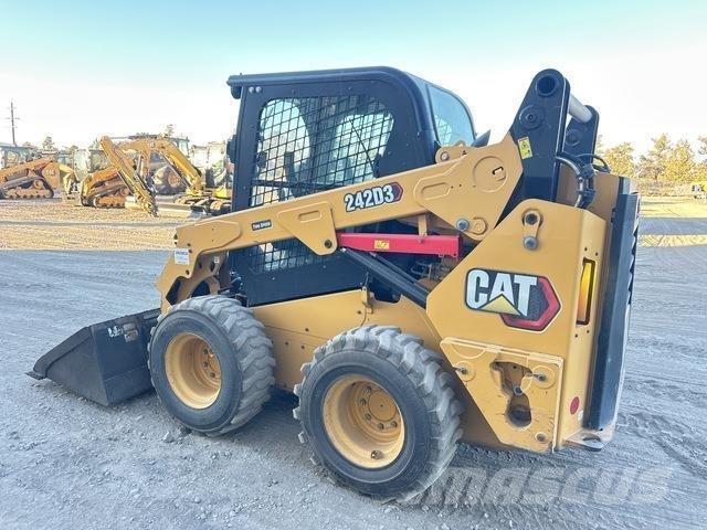 CAT 242D3 Skid steer mini utovarivači