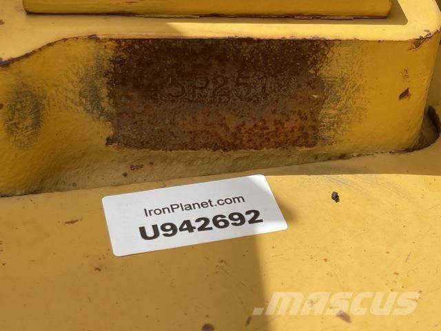 CAT 621B Strugači