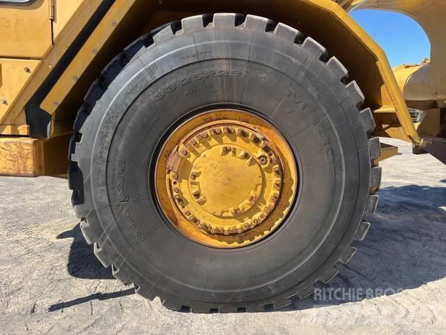 CAT 621G Strugači
