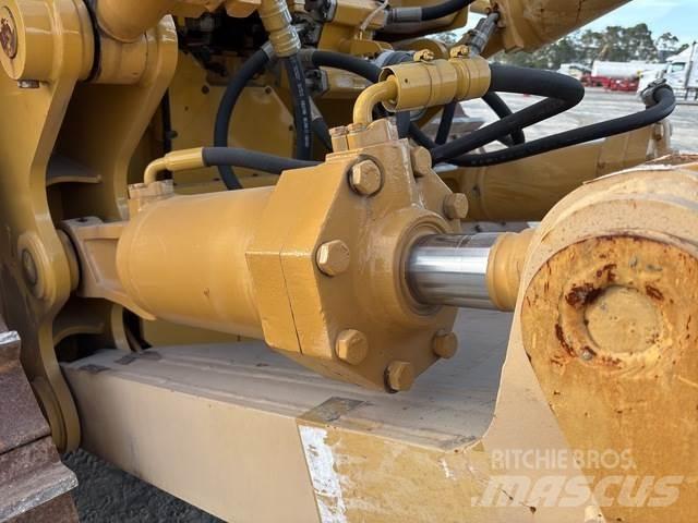 CAT D8T Buldožeri gusjeničari