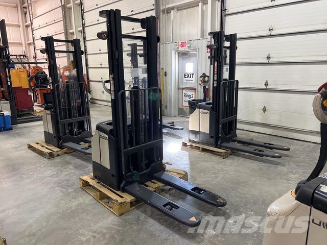 Crown ES 4000 Samopogonski ručni viličari