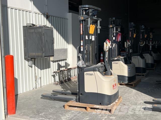 Crown ES 4000 Samopogonski ručni viličari