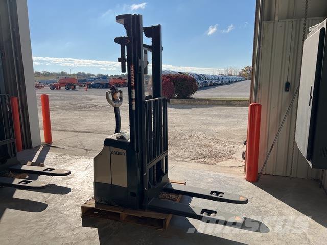 Crown ES 4000 Samopogonski ručni viličari