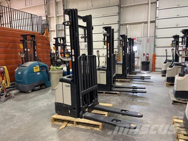 Crown ES 4000 Samopogonski ručni viličari