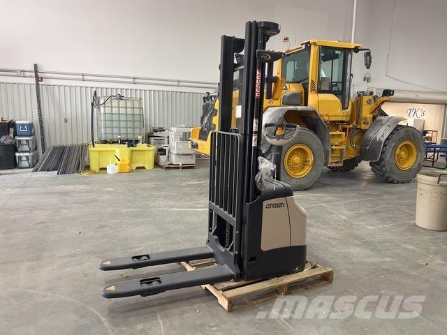 Crown ES 4000 Samopogonski ručni viličari