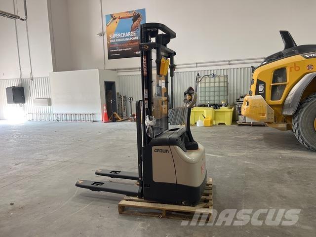 Crown ES 4000 Samopogonski ručni viličari