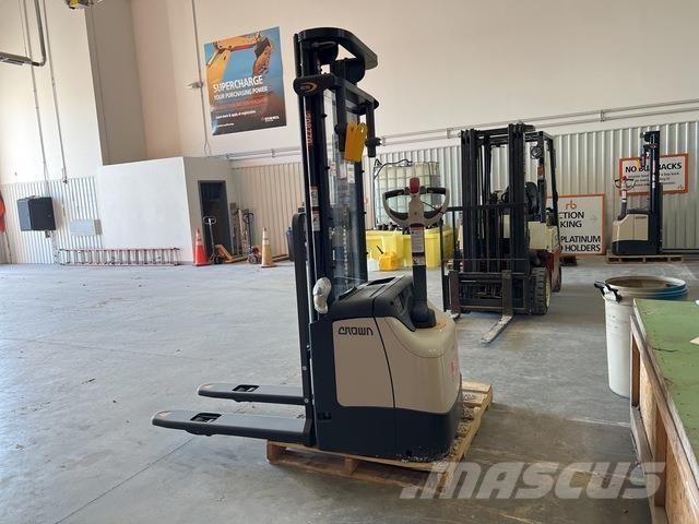 Crown ES 4000 Samopogonski ručni viličari