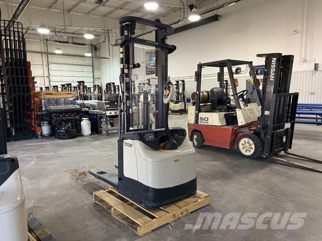 Crown ES 4000 Samopogonski ručni viličari