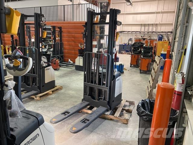 Crown ES 4000 Samopogonski ručni viličari