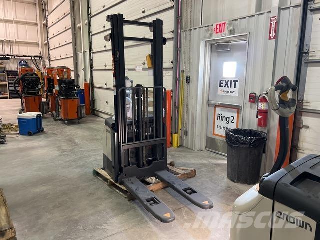 Crown ES 4000 Samopogonski ručni viličari