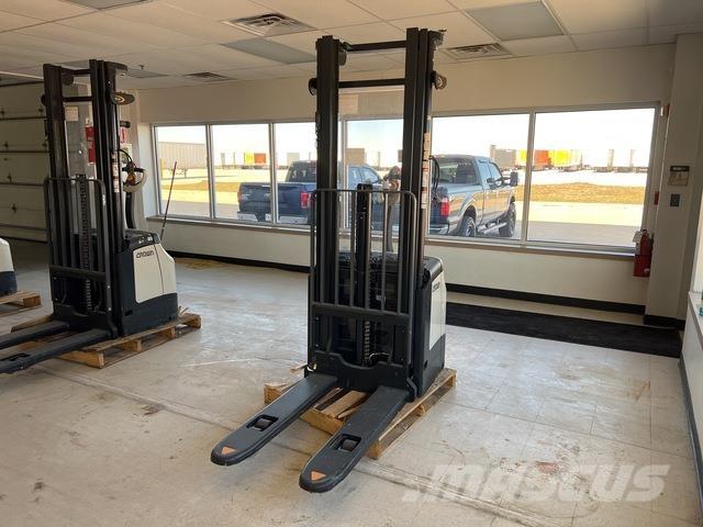 Crown ES 4000 Samopogonski ručni viličari