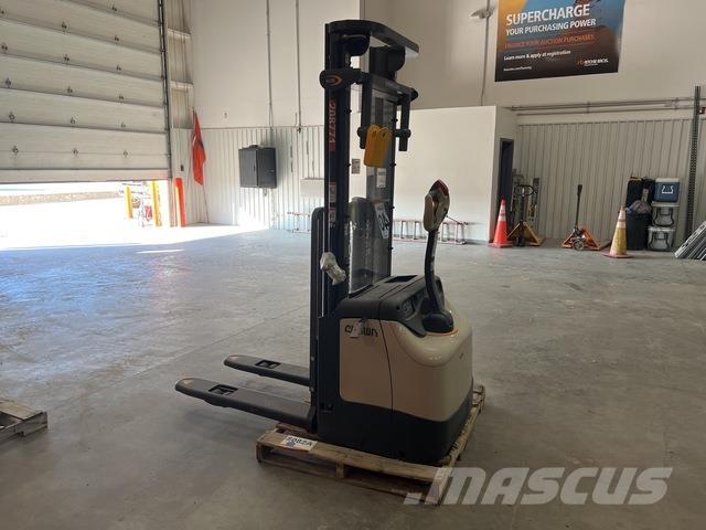 Crown ES 4000 Samopogonski ručni viličari