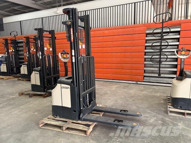 Crown ES 4000 Samopogonski ručni viličari