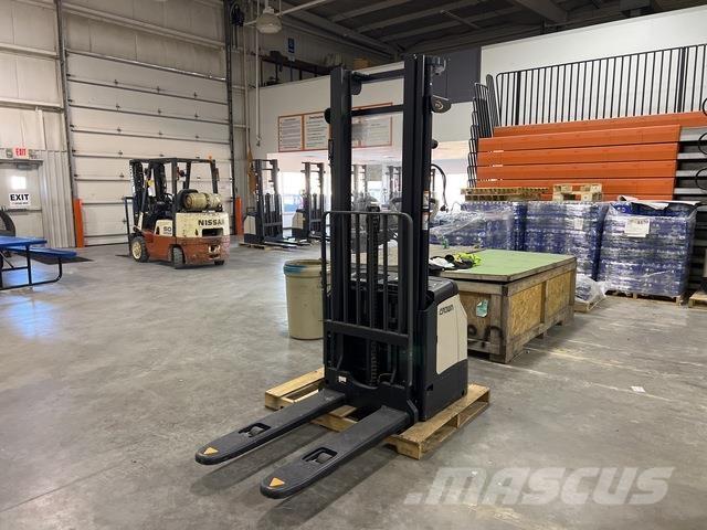 Crown ES 4000 Samopogonski ručni viličari