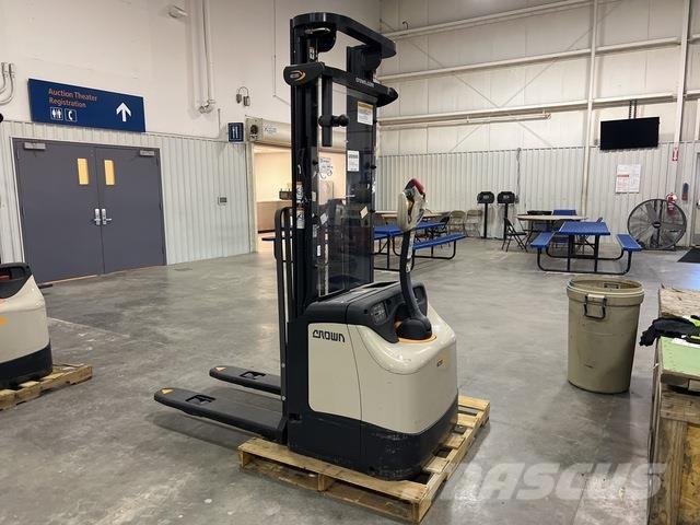 Crown ES 4000 Samopogonski ručni viličari