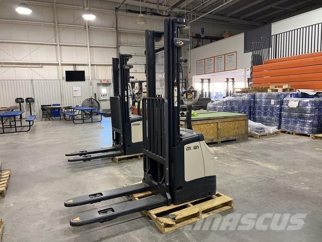 Crown ES 4000 Samopogonski ručni viličari