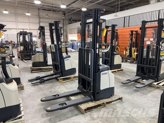 Crown ES 4000 Samopogonski ručni viličari