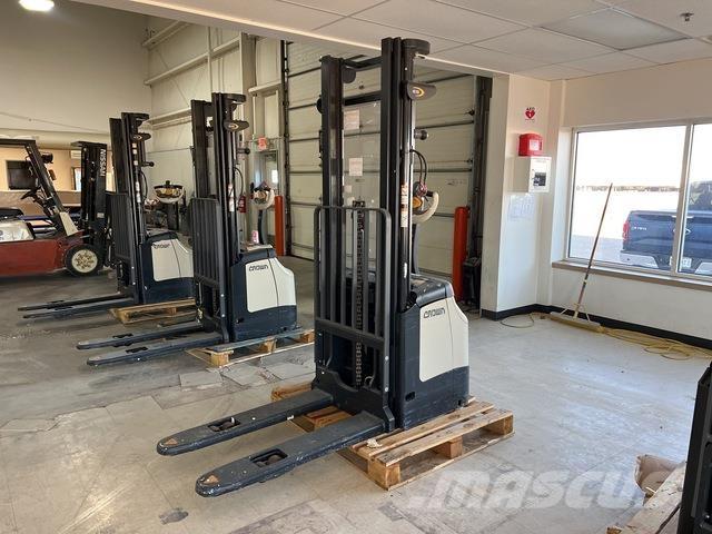 Crown ES 4000 Samopogonski ručni viličari